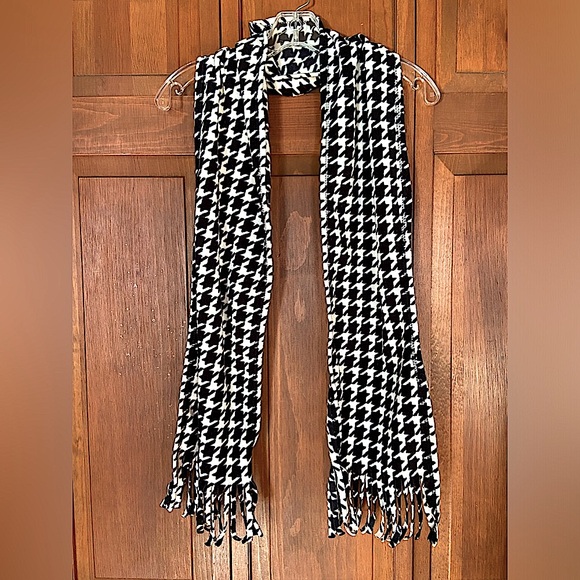 5/$40 FLEECE CHEVRON PRINT BLACK & WHITE WINTER SCARF WITH FRINGE AT THE HEM - Picture 5 of 5